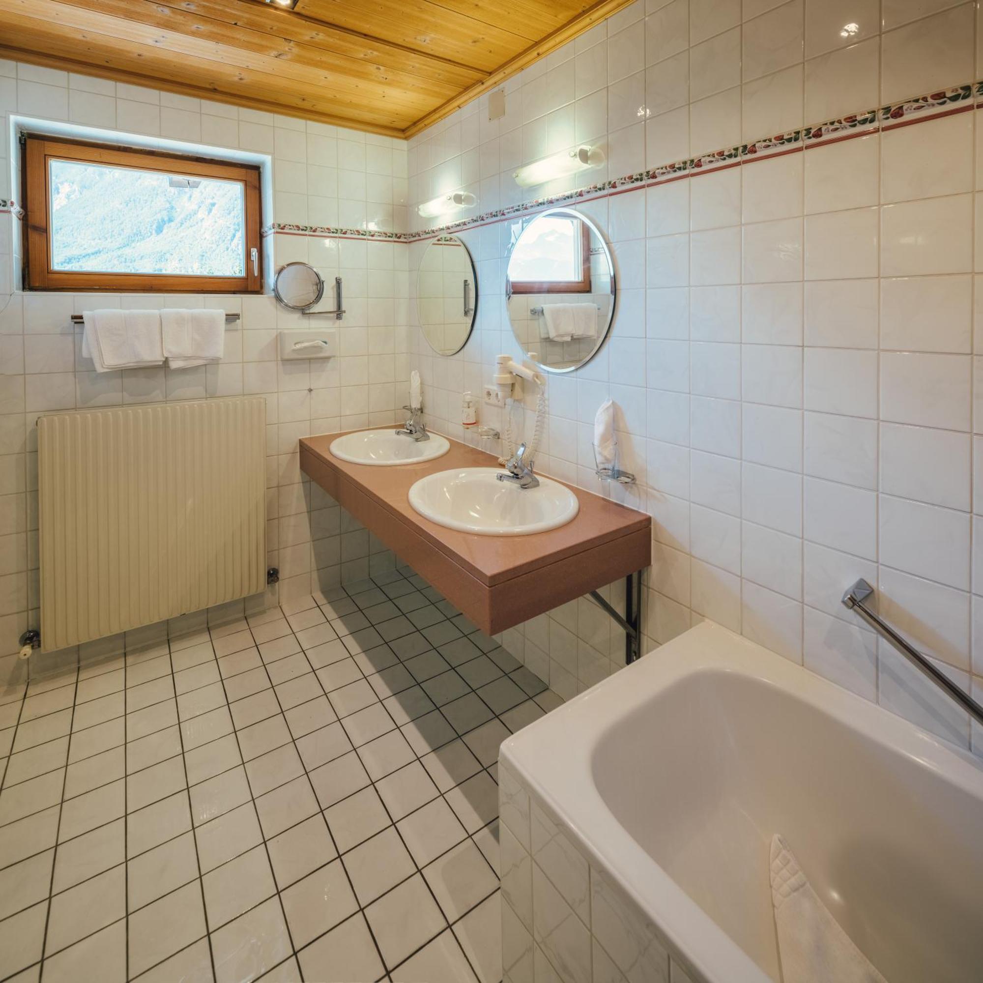 Huber Hotel Tramserhof Landeck Buitenkant foto